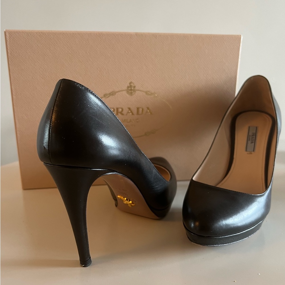 Like new. Black parada heels. Size 39.5 - Picture 3 of 3